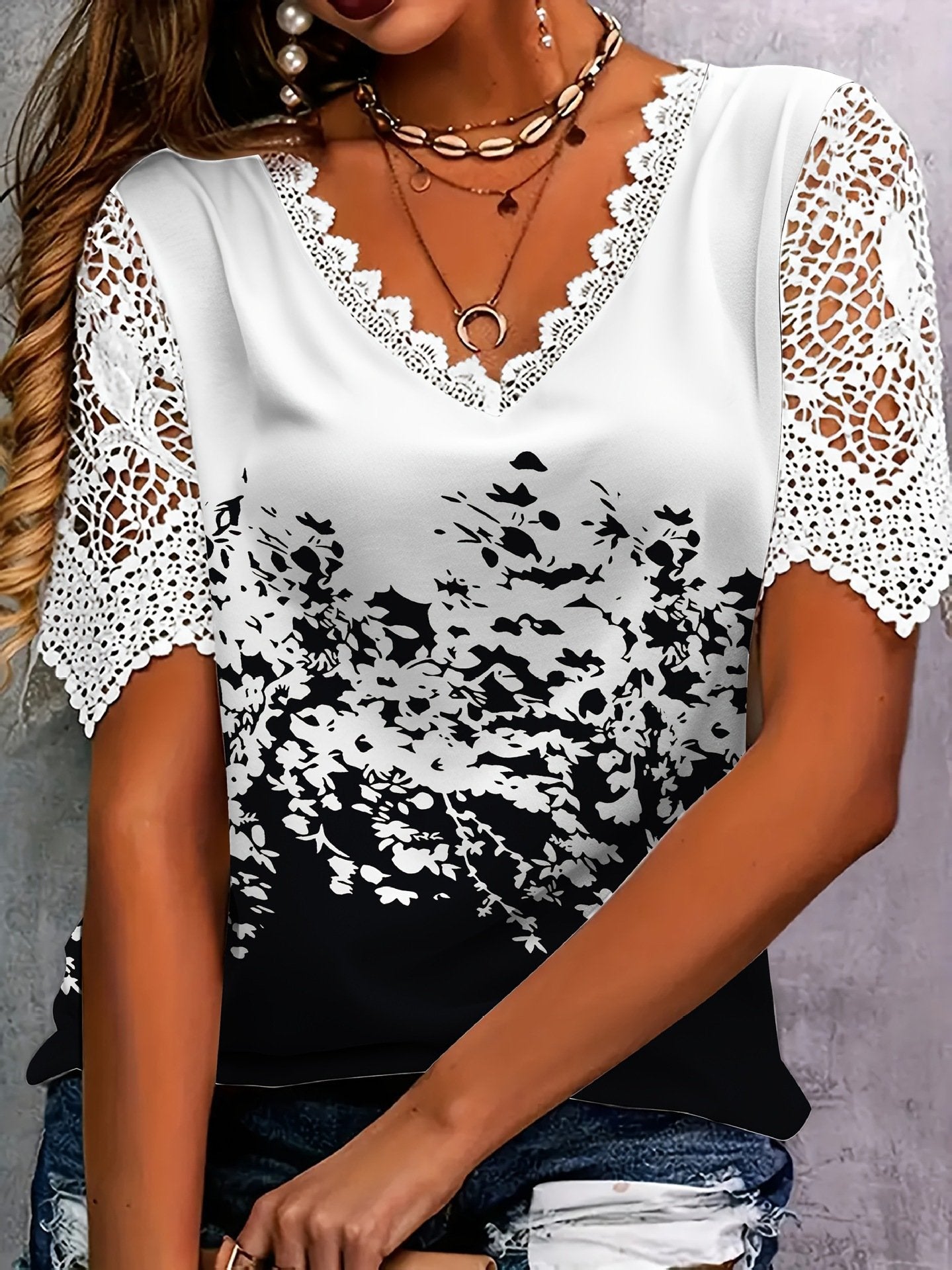 Erika | Elegantní top s krajkovým zakončením a květinovým vzorem motýla 
