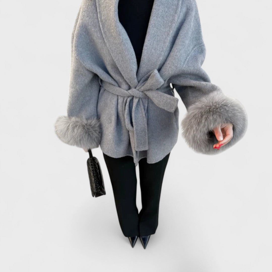 Woolcat – Elegantní kabát s detailně zpracovanými ekologickými kožešinami 