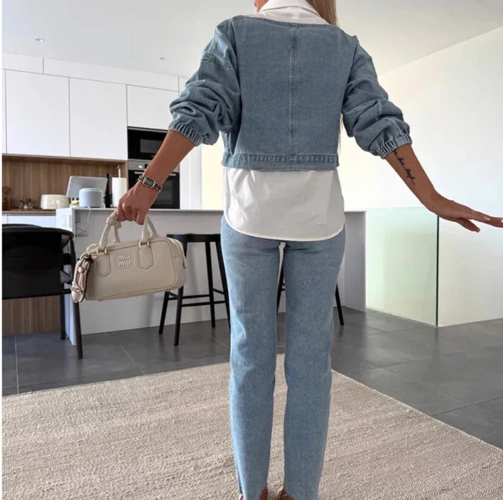 Awangardowy denim – dwuczęściowy komplet, który wyznacza trendy