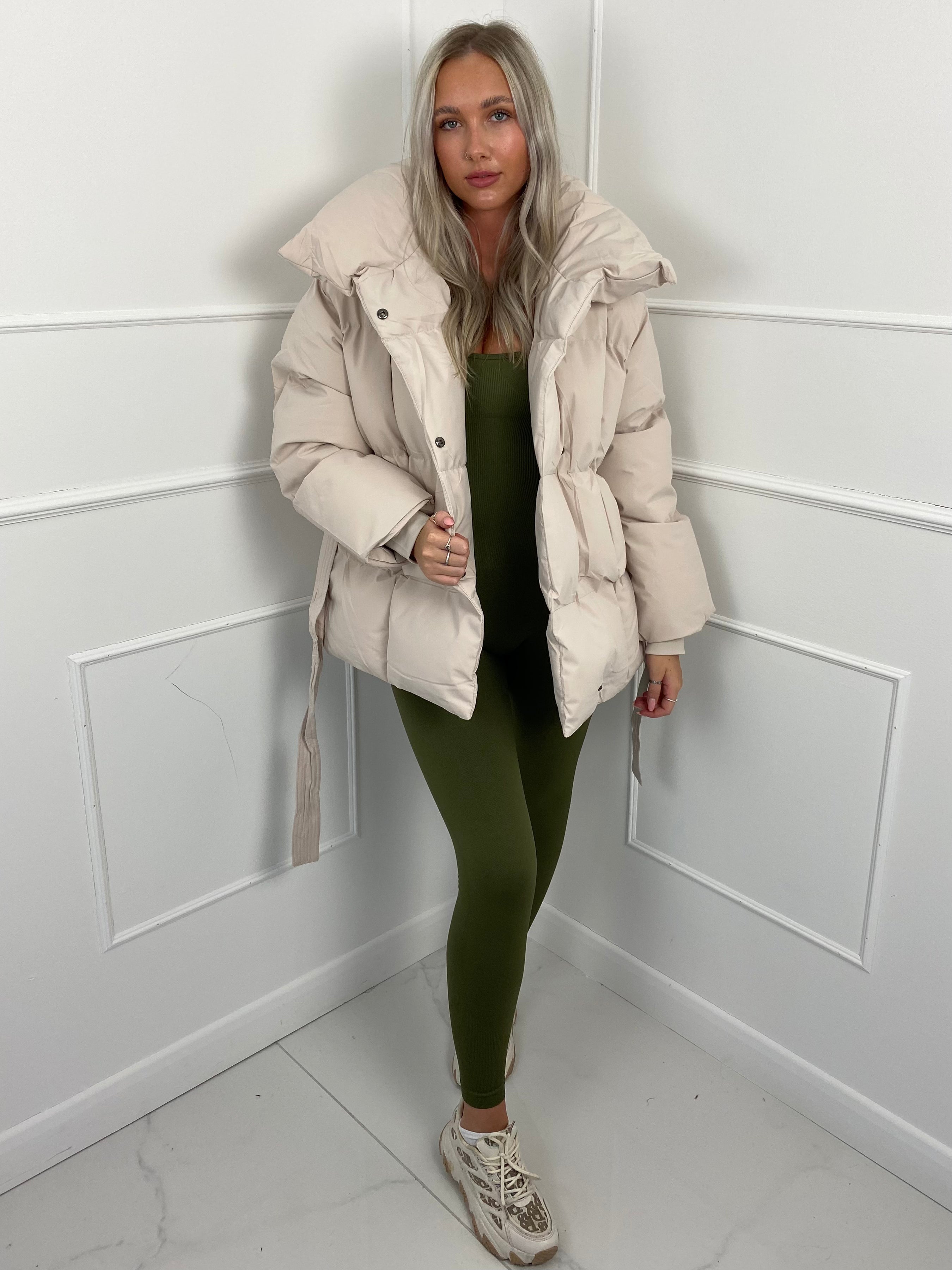 KARLY - Krátká péřová ass s opaskem