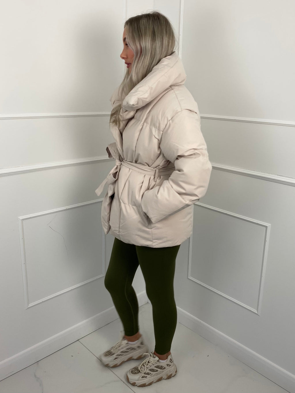 KARLY - Krátká péřová ass s opaskem
