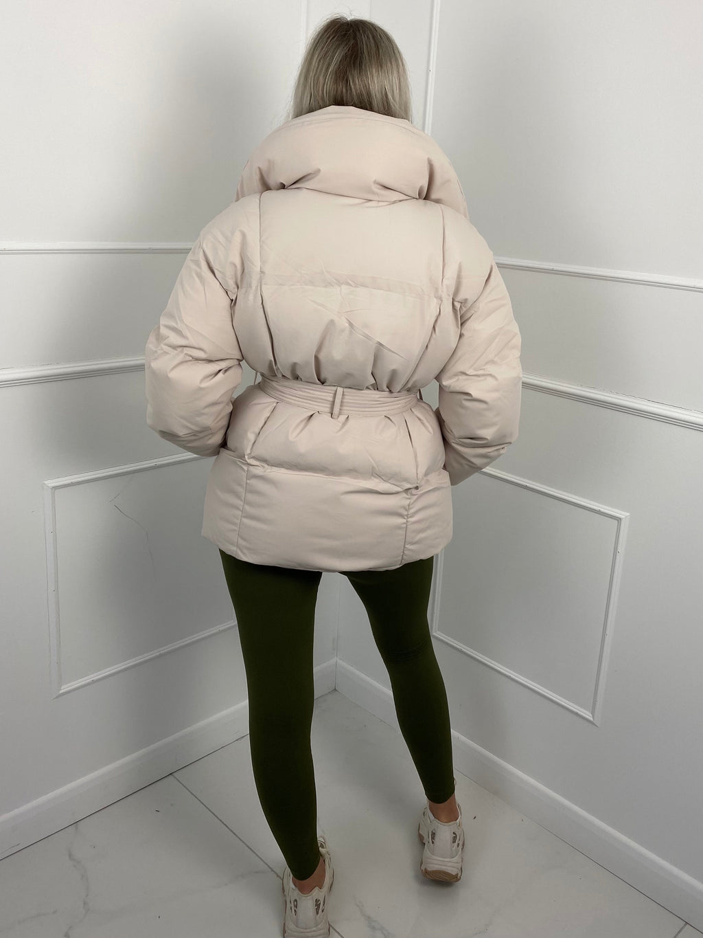 KARLY - Krátká péřová ass s opaskem