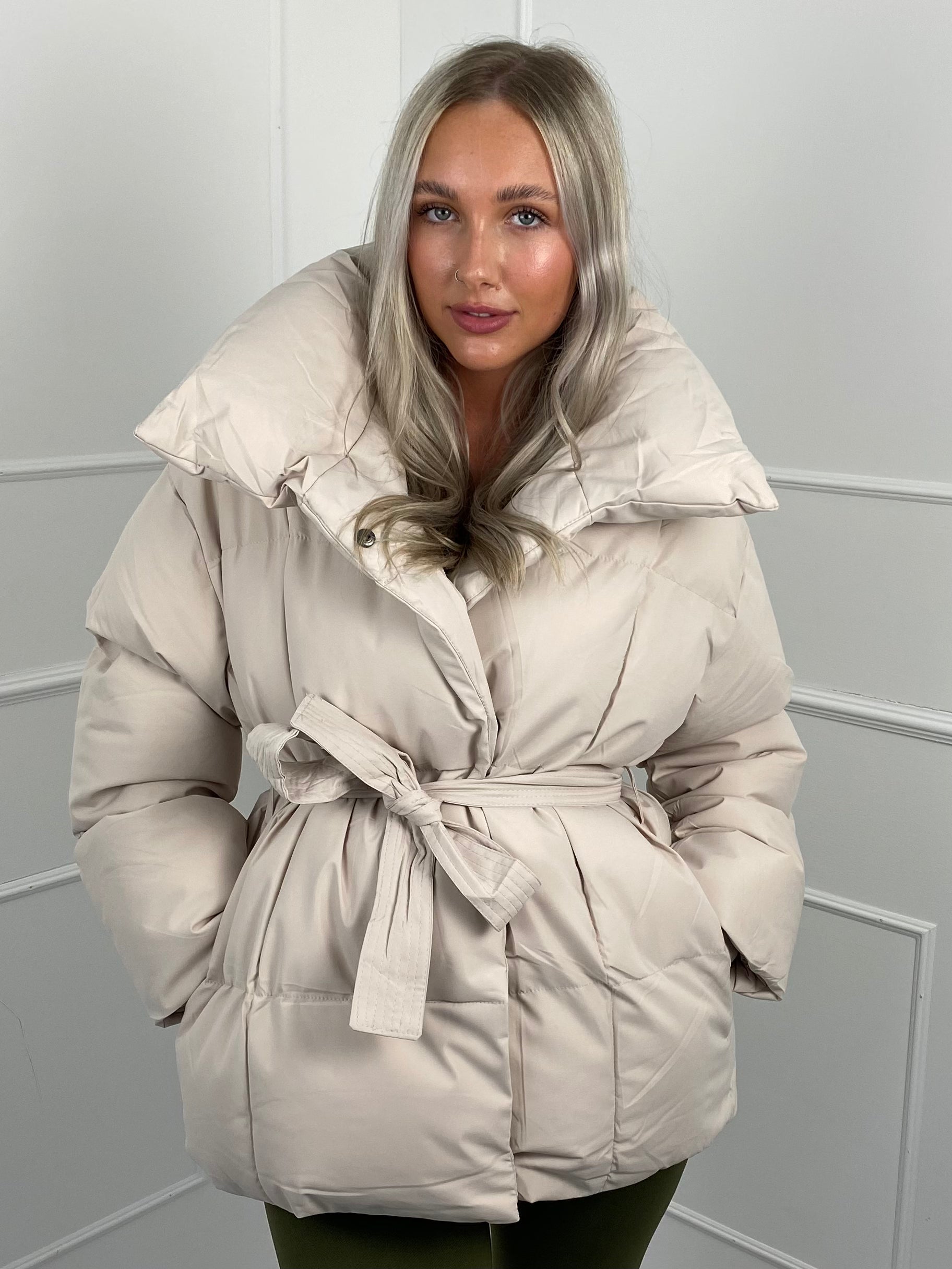 KARLY - Krátká péřová ass s opaskem