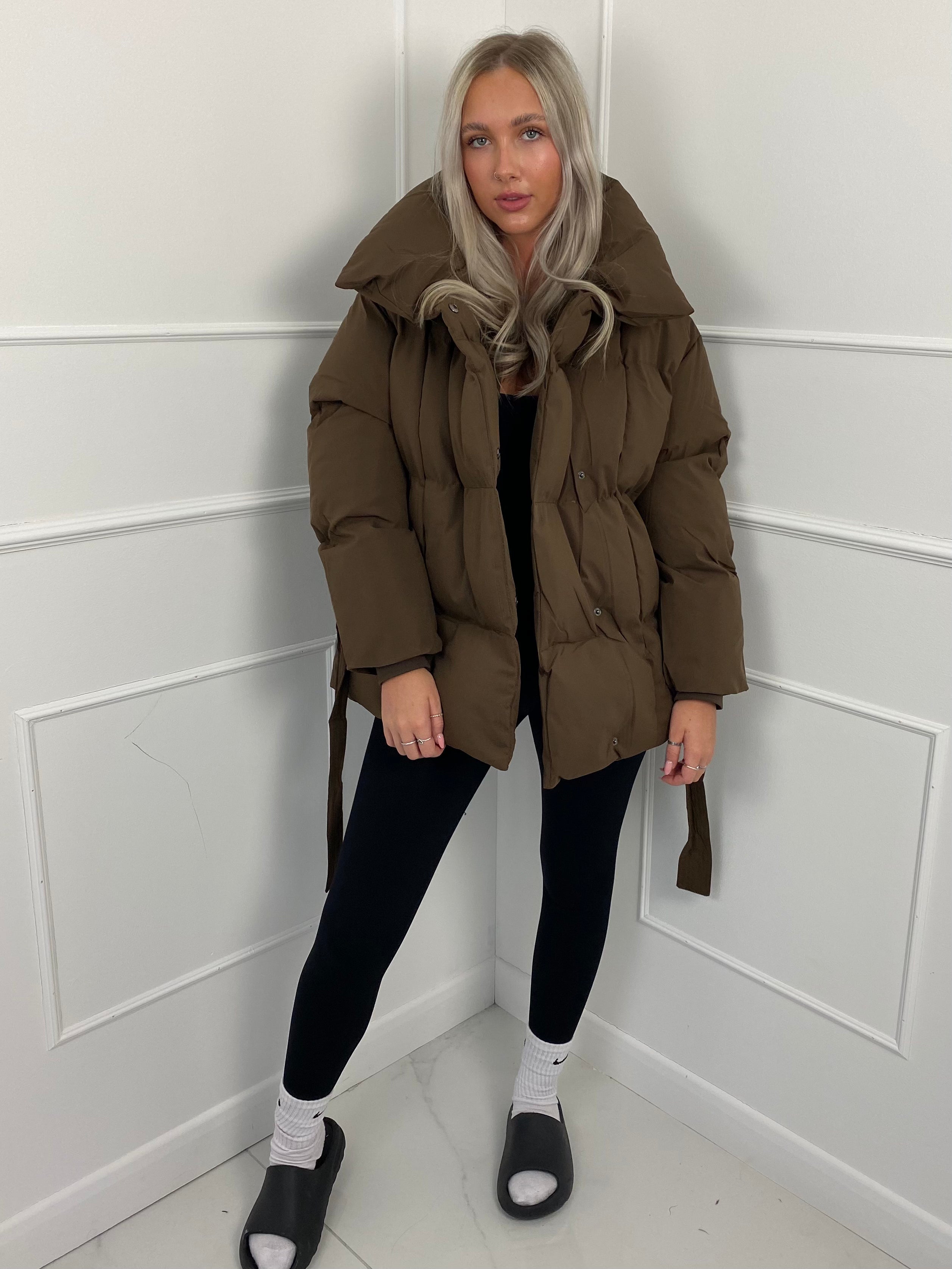 KARLY - Krátká péřová ass s opaskem