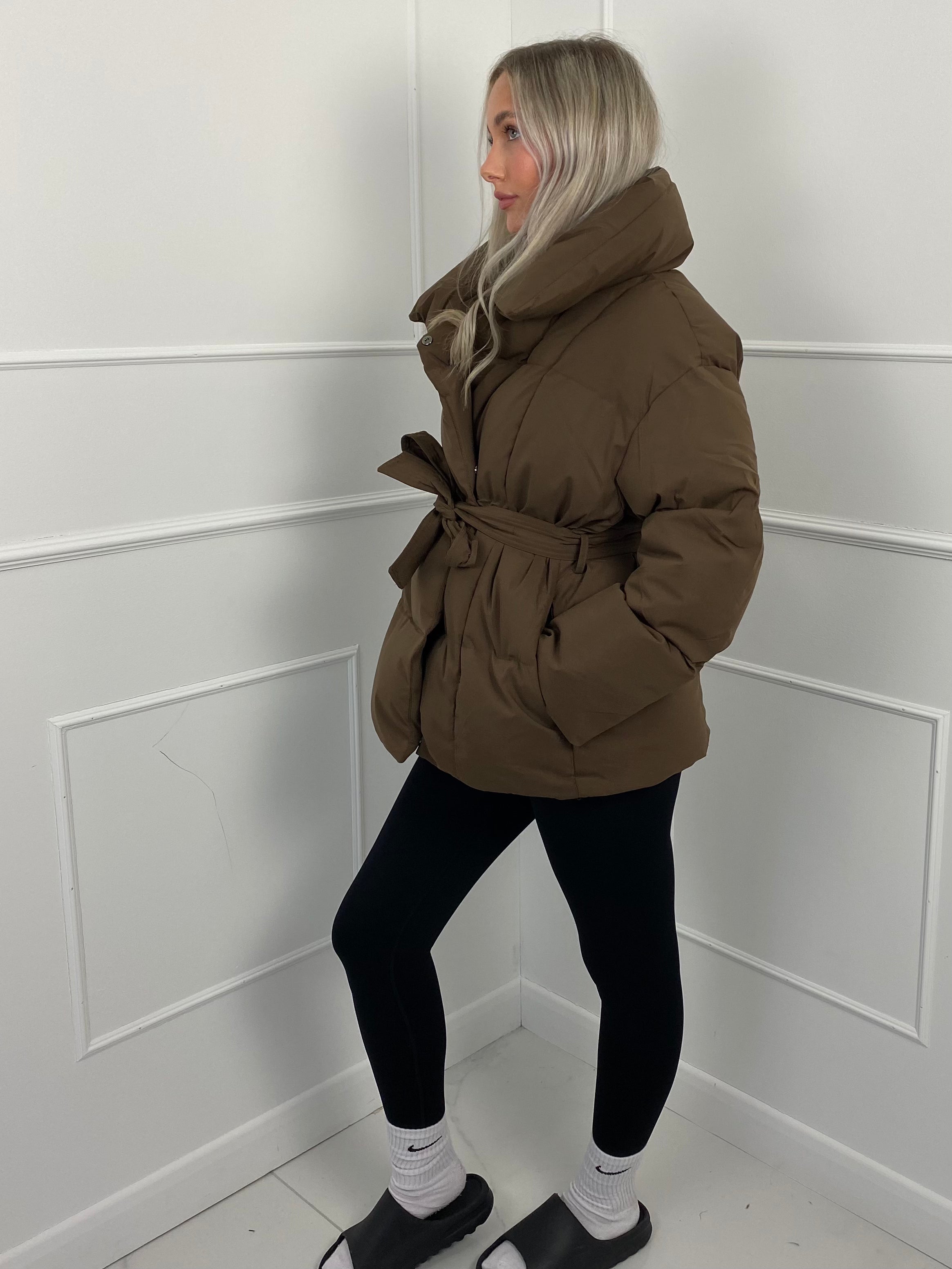 KARLY - Krátká péřová ass s opaskem
