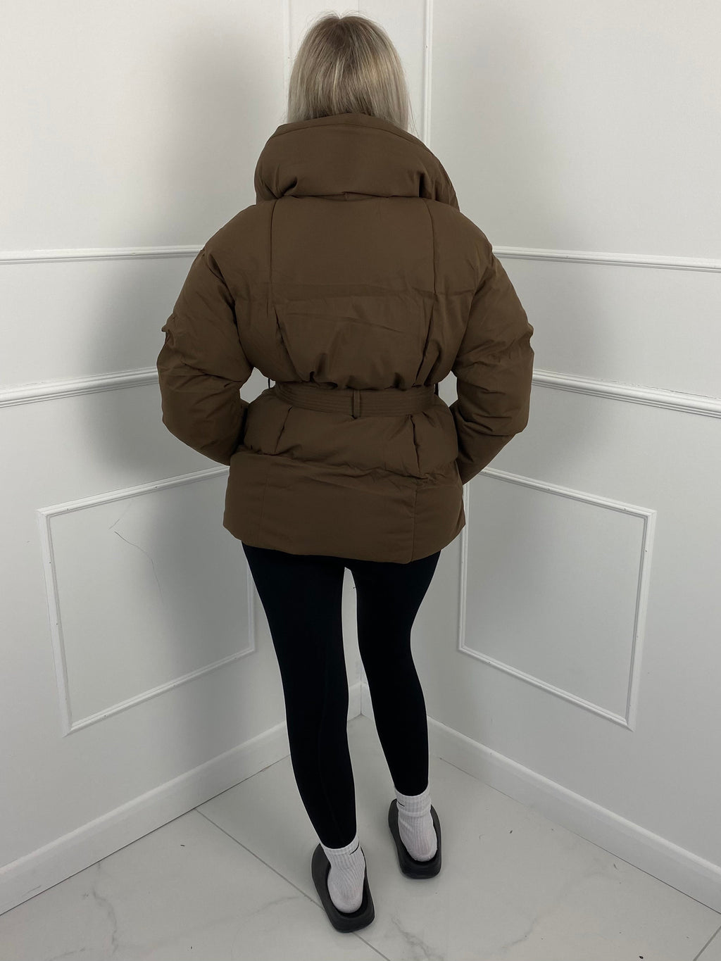 KARLY - Krátká péřová ass s opaskem