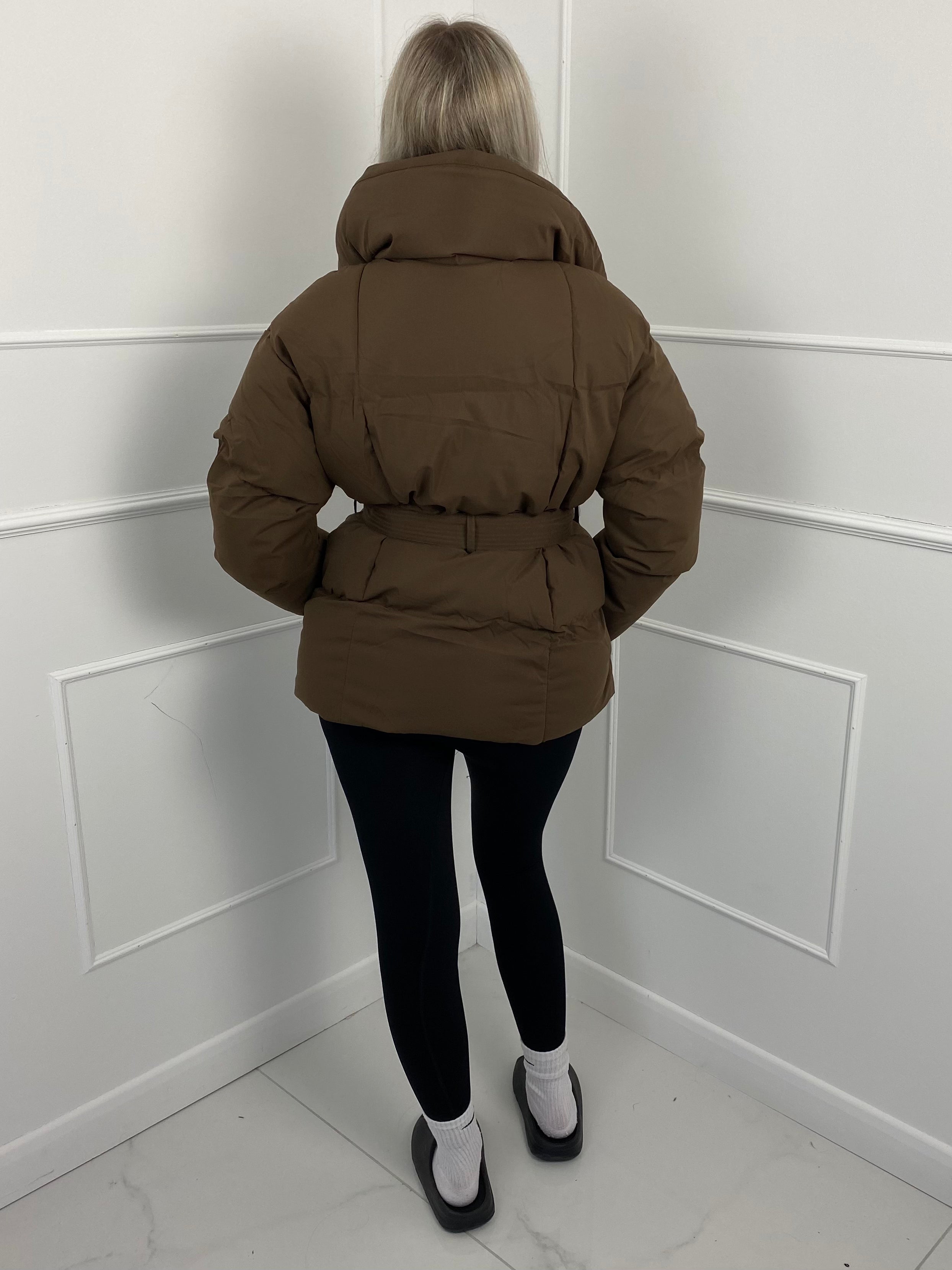 KARLY - Krátká péřová ass s opaskem
