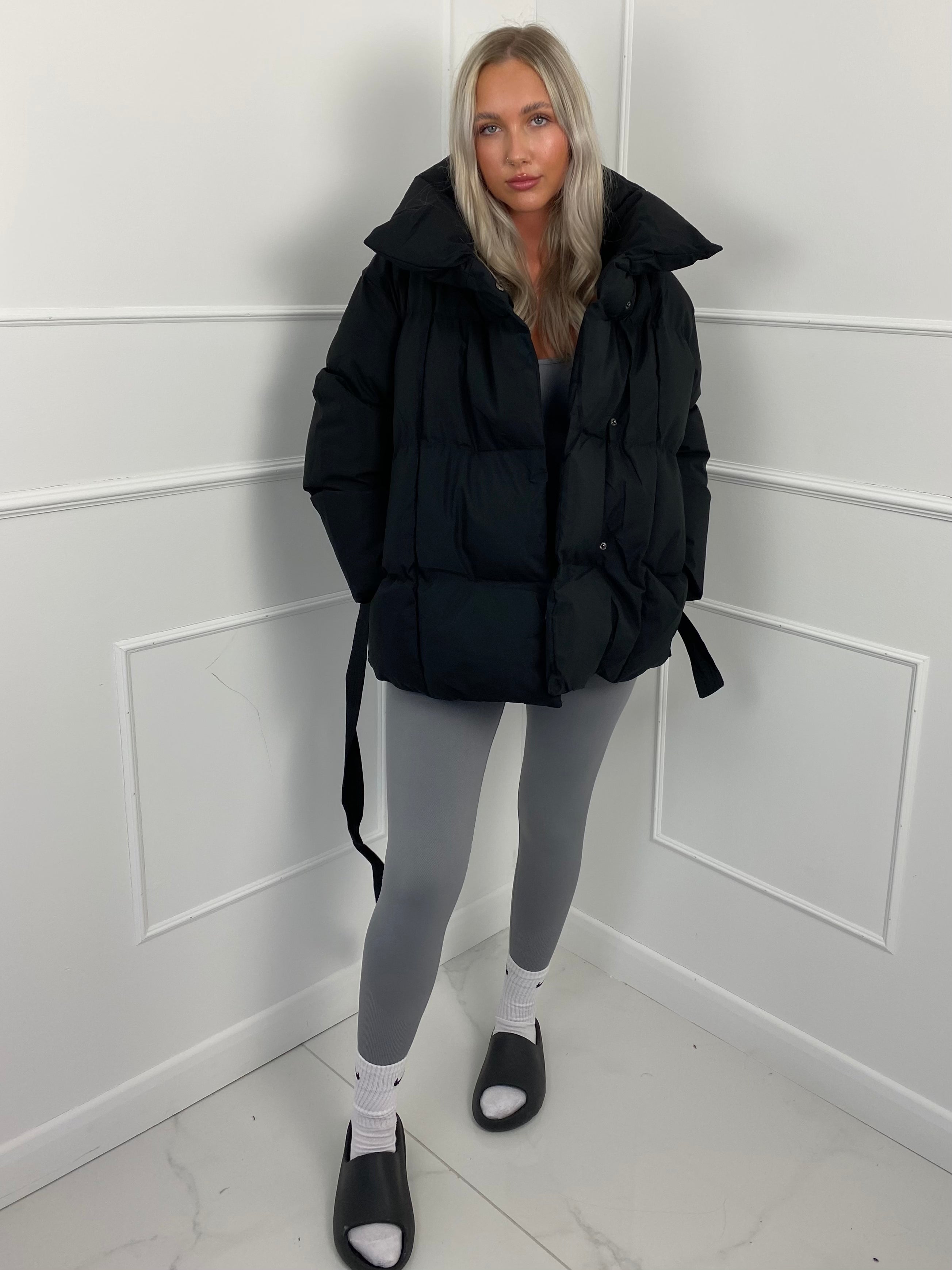 KARLY - Krátká péřová ass s opaskem