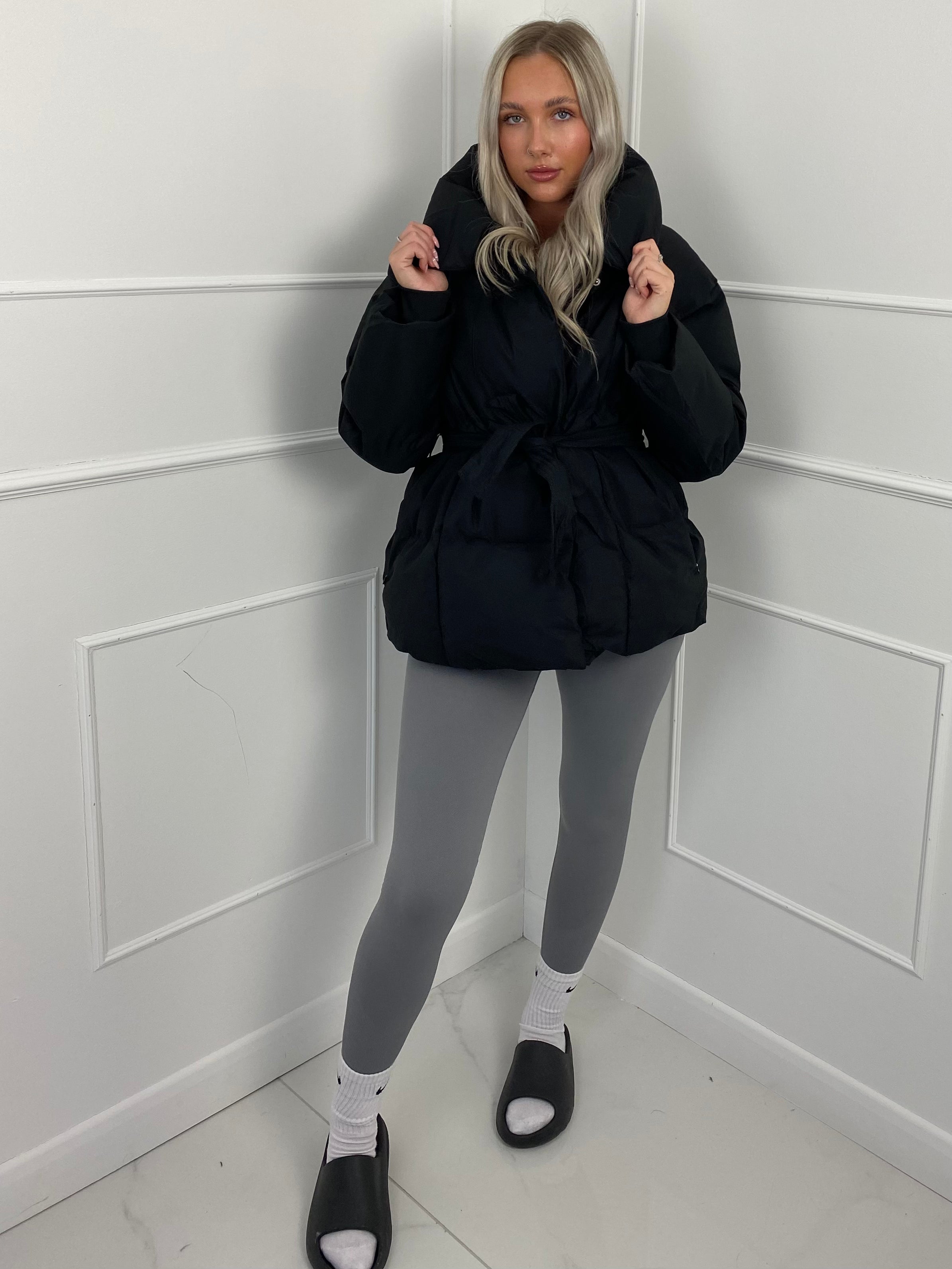 KARLY - Krátká péřová ass s opaskem