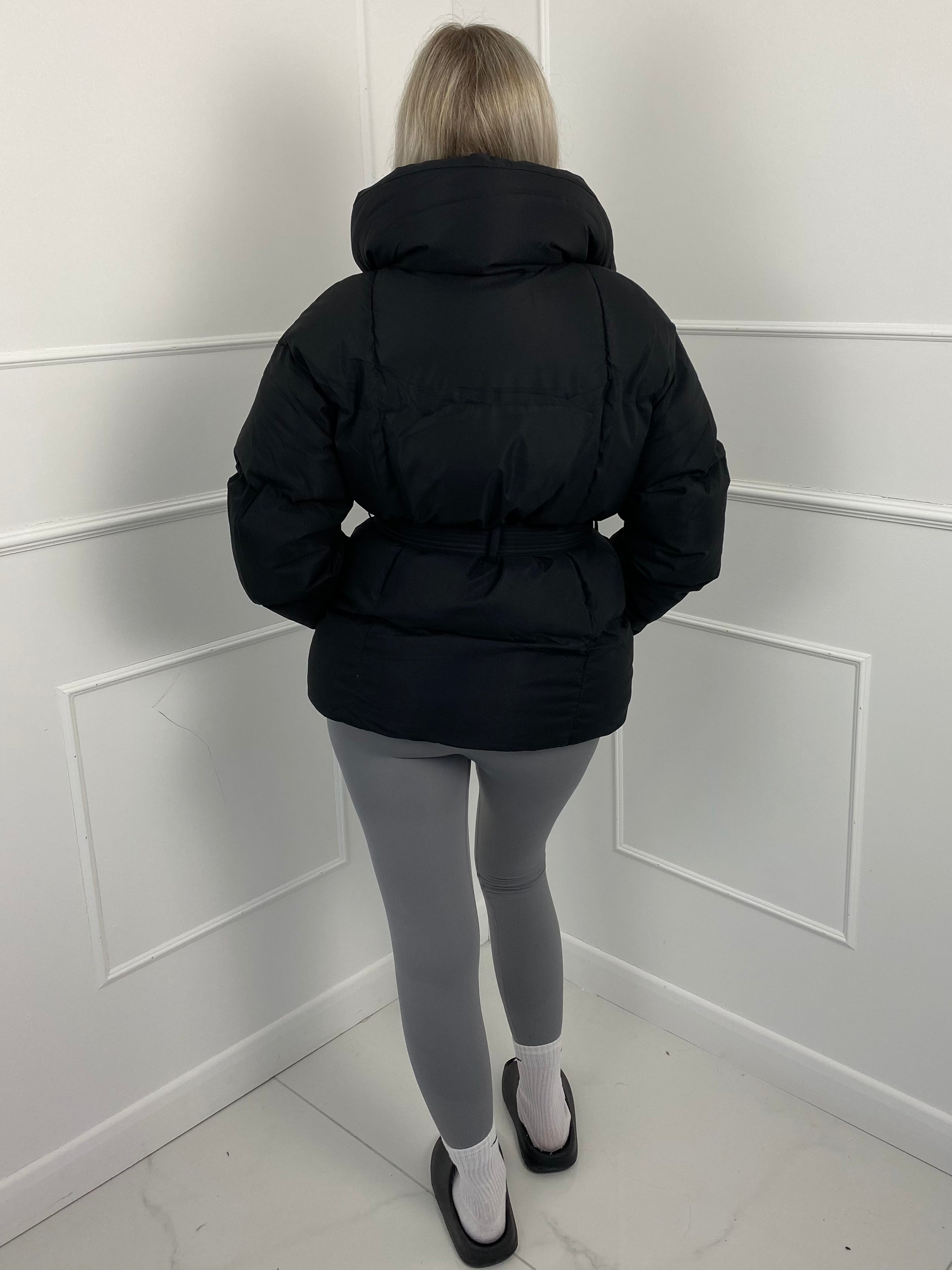 KARLY - Krátká péřová ass s opaskem